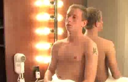 Mason Ross jerks off over himself